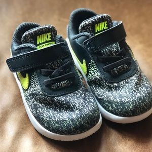 Boys Nike Flex Contact Sneakers